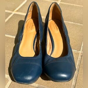 New! Clark navy blue leather block heels Sz 9.5